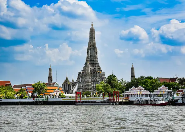 Manzara taze yeşil ağaçlarla doğal bir atmosfere sahiptir. Yağmurdan sonraki atmosferde yüzen beyaz bulutlar var. Güzel renkli bir gökyüzü var. Ziyaret etmek için çok hoş bir ortam.
