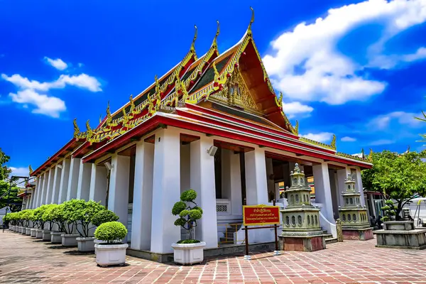 Manzara taze yeşil ağaçlarla doğal bir atmosfere sahiptir. Yağmurdan sonraki atmosferde yüzen beyaz bulutlar var. Güzel renkli bir gökyüzü var. Ziyaret etmek için çok hoş bir ortam.