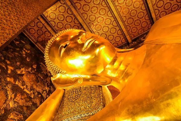 Manzara taze yeşil ağaçlarla doğal bir atmosfere sahiptir. Yağmurdan sonraki atmosferde yüzen beyaz bulutlar var. Güzel renkli bir gökyüzü var. Ziyaret etmek için çok hoş bir ortam.