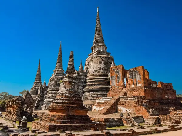 Tayland 'ın Dünya Mirası Alanı olan Ayutthaya Tarihi Parkı önemli bir turistik merkezdir. Yıl boyunca birçok turist ziyaret ediyor.