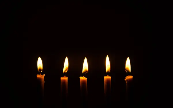 Güvenli ve dünya barışı için mum yakın.