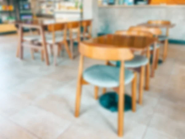 Çalışırken arka plan bir kahve dükkanında bulanıklaşıyor..