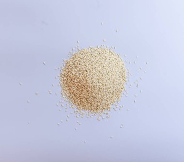 Sırtımda büyüttüğüm beyaz susam tohumları.