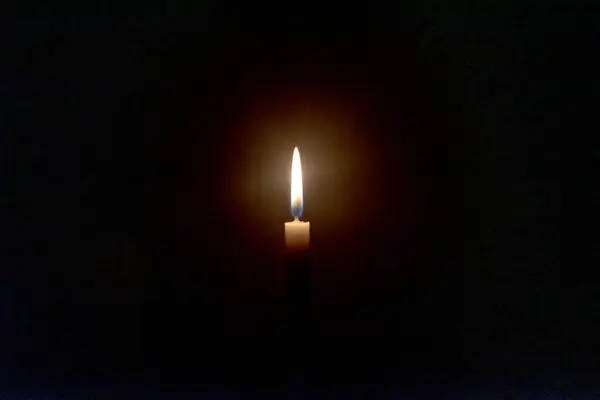 Güvenlik ve dünya zirvesi için dua etmek üzere mumlar yakın.