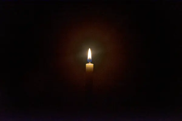 Güvenlik ve dünya zirvesi için dua etmek üzere mumlar yakın.