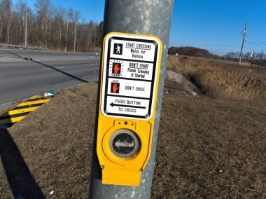 Görüntü, yolu ne zaman geçmenin güvenli olduğunu açıklayan yaya talimatı işaretini gösteriyor. Beyaz yürüyen bir figür, karşıya geçmekte sorun olmadığı anlamına gelir. Kırmızı bir el, geçişi bitirmek için yanıp sönen bir işaret verir.