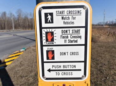 Görüntü, yolu ne zaman geçmenin güvenli olduğunu açıklayan yaya talimatı işaretini gösteriyor. Beyaz yürüyen bir figür, karşıya geçmekte sorun olmadığı anlamına gelir. Kırmızı bir el, geçişi bitirmek için yanıp sönen bir işaret verir.