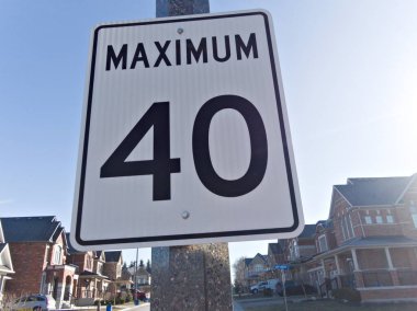 Kenar mahalle manzarasına karşı dik duran bu hız sınırı işareti, gelişim ve toplum hayatının güvenliği arasındaki dengeyi simgeliyor.