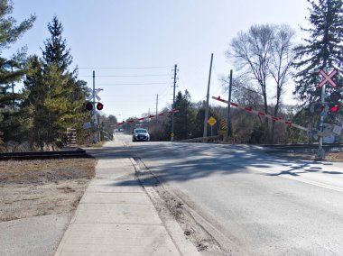 Arizona 'daki bir Amerikan demiryolu geçidinde işaret ve kırmızı uyarı ışıkları. Üzerinde 