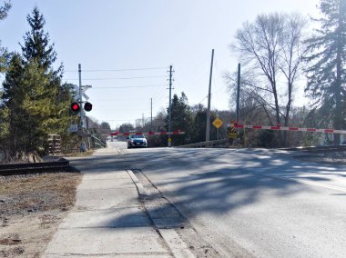 Demiryolu bariyeri, yaklaşan trenleri durdurmak ve geçitte güvenliği sağlamak için sinyal sürücülerini indirdi.