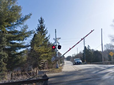 Otomatik demiryolu geçiş sistemi sürücülere dikkat etmeleri ve tren geçişi için sabit kalmaları uyarısında bulundu..