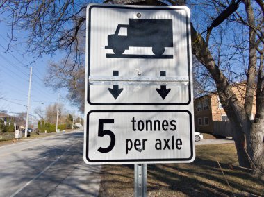 Görünür kamyon ağırlık sınırlama tabelası sürücüleri yol kapasitesine saygı göstermeleri ve potansiyel yol hasarını önlemeleri için uyardı