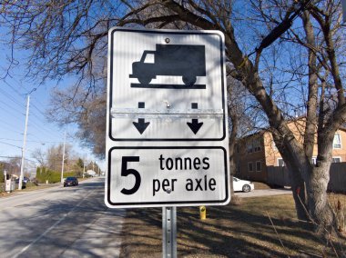 İşaretli işaret, yol bütünlüğünü ve güvenli araç yolculuğunu güvence altına alan, dingil başına 5 ton iletim sınırı içeriyor.