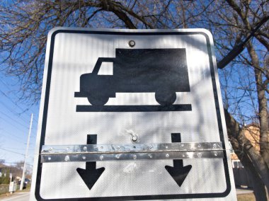 Yol güvenliği tabelası, altyapının korunması için sorumlu sürüş uygulamalarını vurgulayan kamyonlar için dingil ağırlık sınırlarını vurguluyor