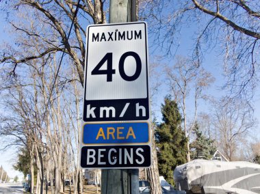 Görülebilir alan işaretlerine başlıyor. Mahallenin güvenliği için hız sınırına girerken sürücülerin yavaşlaması uyarılıyor.