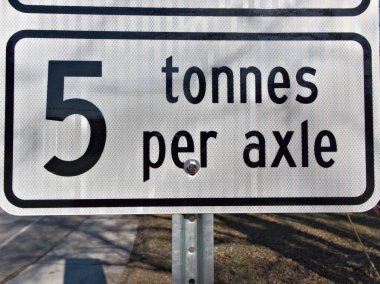 Belirgin tabela azami dingil ağırlığını belirler. Mahalle yollarını güvenli ve iyi korunmuş tutar.