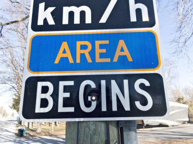 Hız kısıtlama bölgesi, sürücülerin yerel hız limitlerine uyup güvenli sürmelerini açıkça belirtiyor