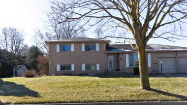 Geleneksel banliyö ikametgahı zarif tasarım unsurları ve gevşemek için geniş bir açık hava alanı sergiliyor