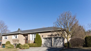 Ebedi mimarisi olan banliyö evini cazip hale getirmek ve huzurlu aile hayatı için ideal atmosferi yaratmak.