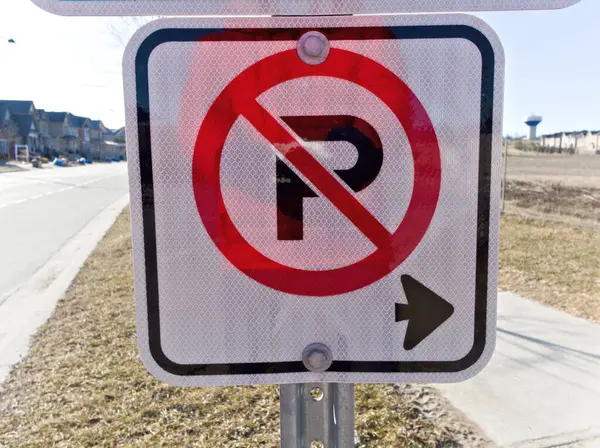 İşaretlenmemiş park levhası sürücüleri sokakları güvenli bölge trafiği için temiz tutmaları konusunda uyarır