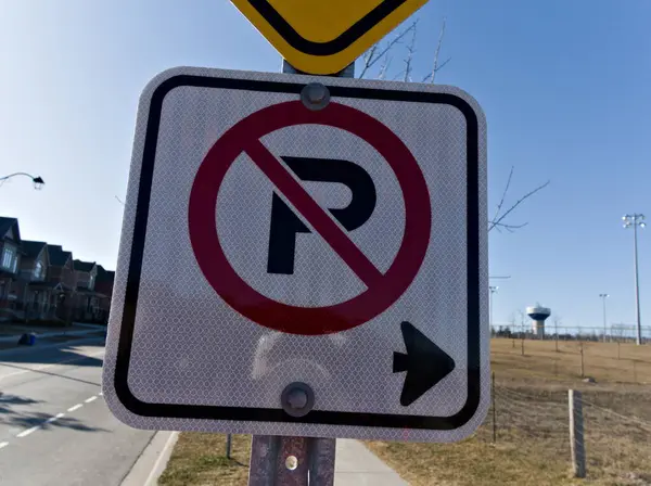 Belirgin park göstergelerinin olmaması, sürücülere önümüzdeki yasak park alanları hakkında açıkça bilgi vererek yol güvenliğini sağlamaz