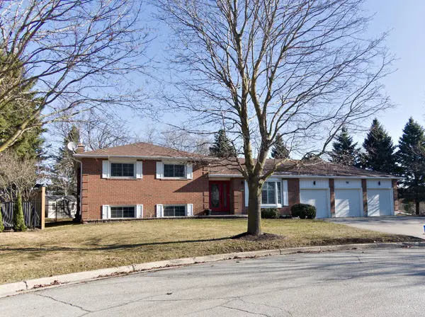 Geniş bir ön bahçesi ve klasik mimarisi olan iki katlı banliyö evi rahat bir aile hayatı sunuyor.