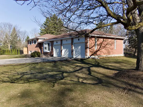 Banliyö tuğlalı ev, düzgün bir çimenlik ve hoş geldin girişi huzurlu bir toplum yaşam tarzını yansıtıyor..