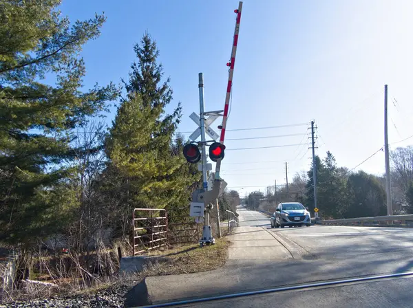 Demiryolu güvenlik mekanizması etkinleştirildi bariyer kaldırıldı ve kavşaktaki kazaları önlemek için kırmızı ışıklar görünüyor.