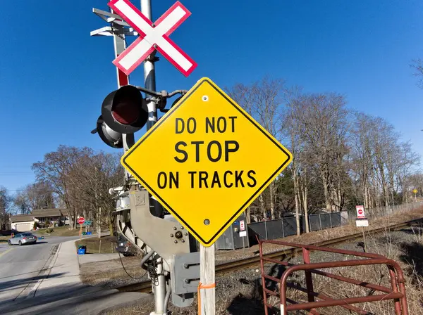 Parlak renkli güvenlik levhası sürücülere bölgeyi geçenlerin güvenliğini sağlamak için asla durmamaları konusunda uyarıda bulunuyor.