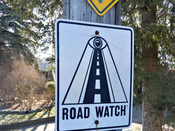 Yol izleme levhası açıkça mahallede güvenli ve sorumlu araç kullanımını destekleyen etkin bir gözetleme sistemi olduğunu gösteriyor.