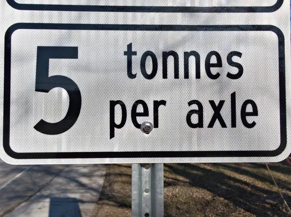 Belirgin tabela azami dingil ağırlığını belirler. Mahalle yollarını güvenli ve iyi korunmuş tutar.