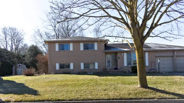 Geleneksel banliyö ikametgahı zarif tasarım unsurları ve gevşemek için geniş bir açık hava alanı sergiliyor