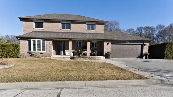 Sıcak tuğla işçiliği ve iyi bakımlı bahçe alanı ile karakterize edilmiş aile odaklı banliyö evi.