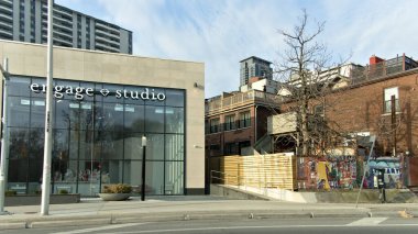 Toronto, Kanada şehir merkezinde şehir manzarası, modern mimari ve klasik tuğla binalar arasındaki karşıtlığı gözler önüne seriyor, kentsel sanat ve yerel kültür yansımaları ile birlikte.