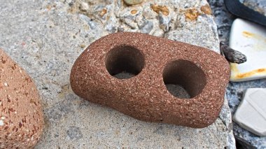 Dokulu göl manzarası, doğal erozyonla yeniden şekillenen taş parçalarının bir karışımını gösteriyor. Bir zamanlar binaların parçasıydı, şimdi Ontario Gölü 'nden renkli organik formlar..