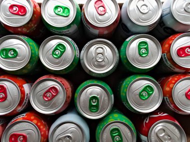 Farklı tat ve renklere sahip bir sıra kola kutusu. Çeşitlilik ve bolluk kavramı