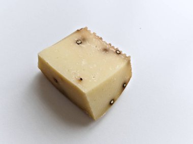 İçinde delik olan bir parça peynir. Peynir beyaz ve içinde bir delik var.