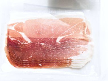 Bir parça et plastik bir torbada sergileniyor. Et dilimlenmiş ve kaliteli.