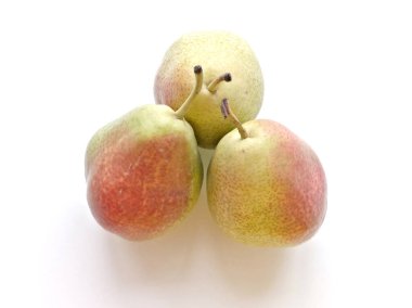 Beyaz bir arka planda üç elma oturuyor. Elmalar yeşil ve kırmızı renktedir. Elmalar üçgen şeklinde düzenlenmiş.