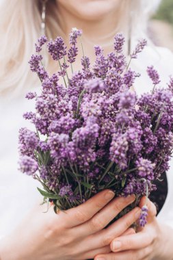 Bir demet lavanta kadının ellerinde.