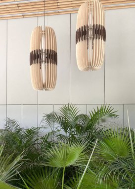 Yeşil bitkilerle ahşap lambalar.