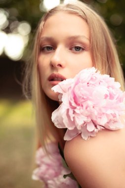 çiçekli güzel sarışın.