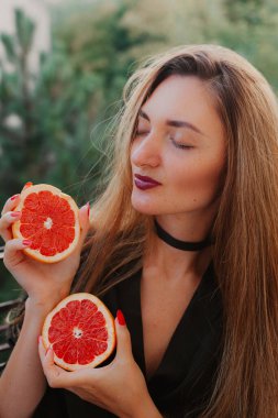 Kırmızı greyfurtlu genç kadın.