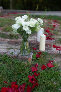 Mezarlıkta kırmızı güller