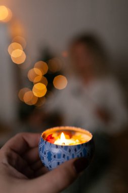 Elinde mumla genç bir kız.