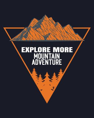 Dağ Macerası Tişörtü Tasarım Vektörü İllüstrasyonu. Açık hava macera retro baskı tasarımı. Tişörtler, moda, çıkartmalar, posterler ve diğerleri için daha fazla klasik grafik baskısı araştır.