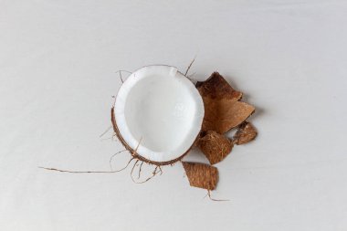 Beyaz arka planda kırılan hindistan cevizi.