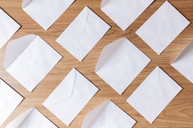 Beyaz zarflardan oluşan bir grup tahta bir masanın üzerinde yatıyordu. 