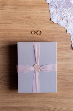 Düğün Albümü Tablosu ahşap bir masanın üzerindeydi