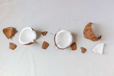 Beyaz arka planda kırılan hindistan cevizi.